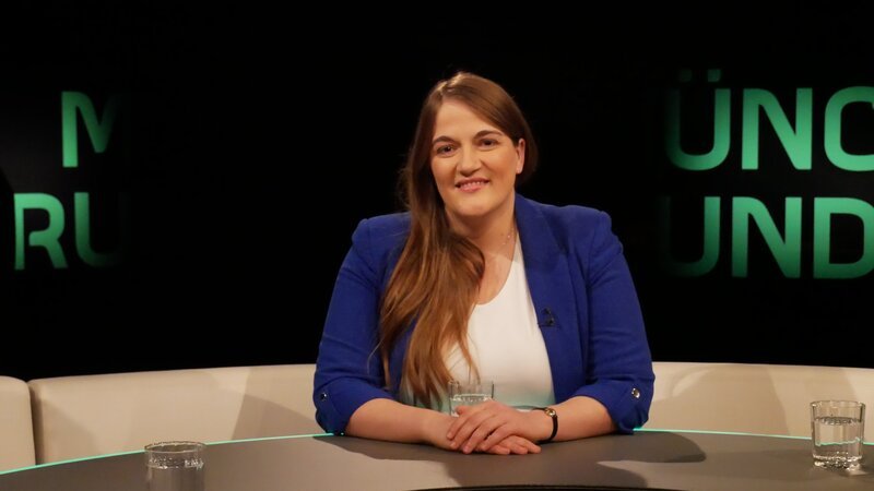 Ronja Endres (Vorsitzende der BayernSPD) am Tisch der Münchner Runde. – Bild: Sofie Onnasch /​ BR