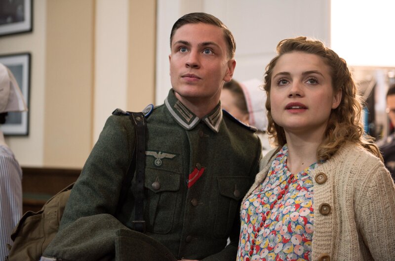 Otto Marquardt (Jannik Schümann, l.) und seine Schwester Anni (Mala Emde, r.) warten im Hörsaal der Charité auf das Kamerateam der Wochenschau. – Bild: PLURIMEDIA (ARD /​ Julie Vrabelova)