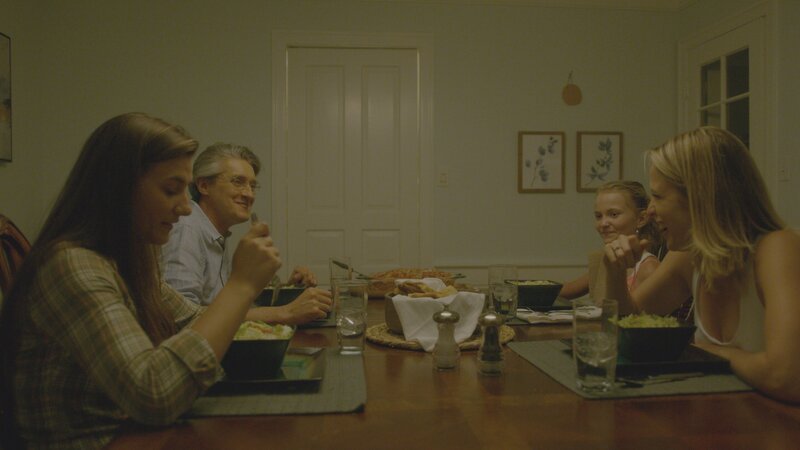 Jennifer Hawke, Michaela, Hayley, and Dr. William Petit have a family dinner. – Bild: Investigation Discovery /​ Discovery Communications