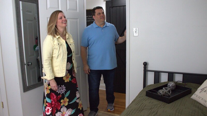 Bargain hunters Meghan Killeen (L) and Paul Tocci (R) admire the view from the bedrooms in Wildwood Inn as they tour the home, as seen on HGTV’s original series, Beachfront Bargain Hunt. – Bild: Discovery, Inc.