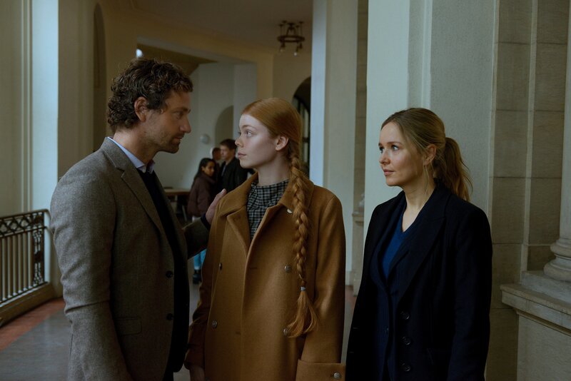 Der Vater Michael Seidel (Florian Stetter, l.) und Linett (Stefanie Stappenbeck, r.) beruhigen das Überfallopfer Leonie (Valerie Sophie Körfer, M.). – Bild: Katrin Knoke /​ ZDF