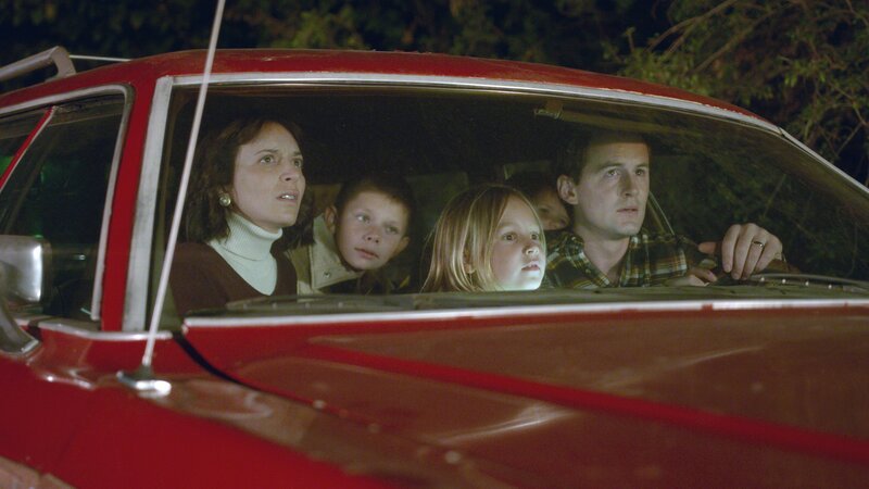 The Edwards family arrives home to find their house burning down. – Bild: Discovery Communications