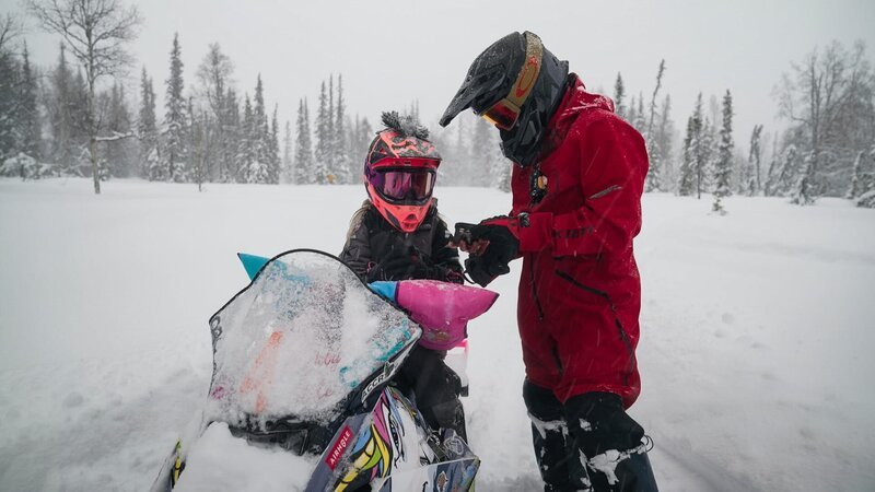 Um sich in der Wildnis zurechtzufinden, trainiert sie mit ihrem Vater. – Bild: hr/​David Elias Kar