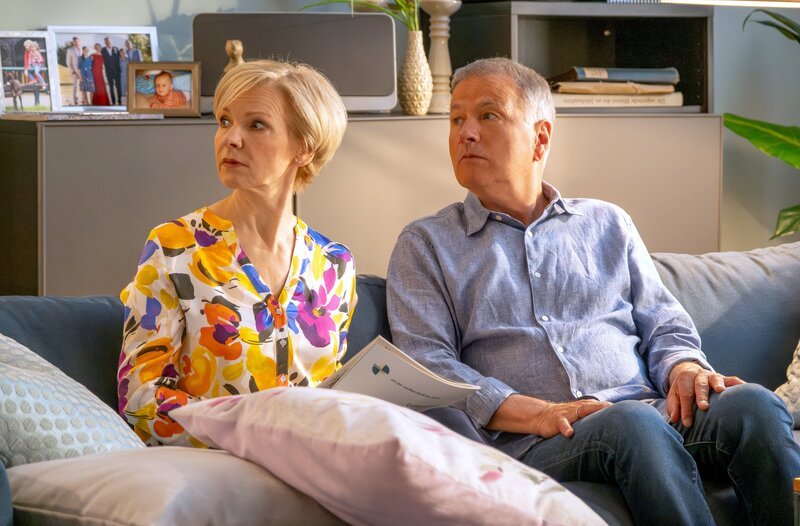 Kathrin (Andrea Kathrin Loewig) und Roland (Thomas Rühmann) wundern sich, als Cosmo ziemlich überstürzt die Wohnung verlässt. – Bild: MDR/​Saxonia Media/​Sebastian Kiss