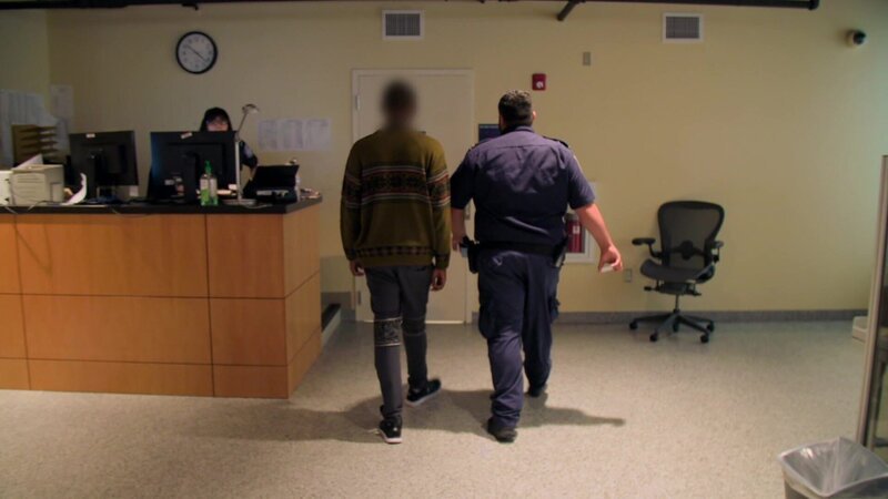 Ein junger Dominikaner sucht nach langer Flucht Schutz in den USA – Grenzbeamte hören seine Geschichte. – Bild: TV Alliance – TV A2 Media GmbH/​WeltN24 GmbH