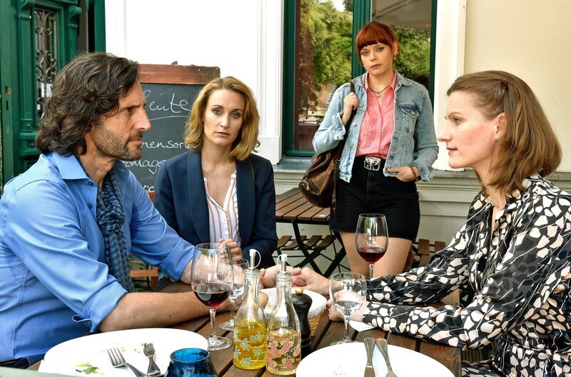 Romy Heiland (Christina Athenstädt, 2.v.l.) und Tilly Vogel (Sina Reiß, 2.v.r.) fragen sich: Welche Rolle spielt der Restaurantbesitzer Antoine Djian (Jaron Löwenberg, l.) hinsichtlich der Brandstiftung, die ihrer Mandantin Carina Lambrecht (Anja Haverland, r.) vorgeworfen wird? – Bild: ARD/​Rudolf Wernicke