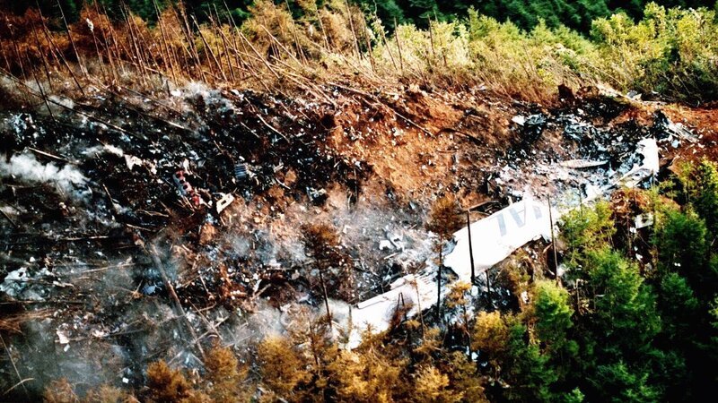 In Folge einer Explosion des Japan Airlines Flug 123 von Tokyo nach Osaka riss der hintere Teil der Boeing 747 ab. Die Maschine stürzte schließlich in den Bergen Japans ab. – Bild: TVNOW /​ The Asahi Shimbun /​ Getty Images