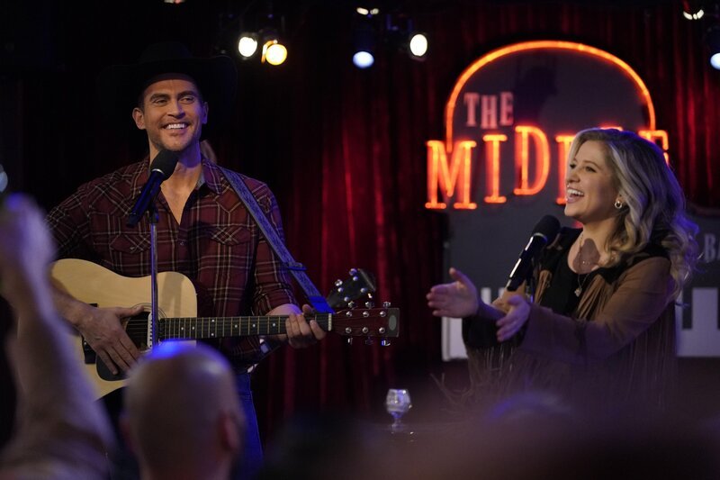 Max (Cheyenne Jackson, l.); Zoey (Margie Mays, r.) – Bild: 2022 Warner Bros. Entertainment Inc. & Fox Media LLC All Rights Reserved. Lizenzbild frei