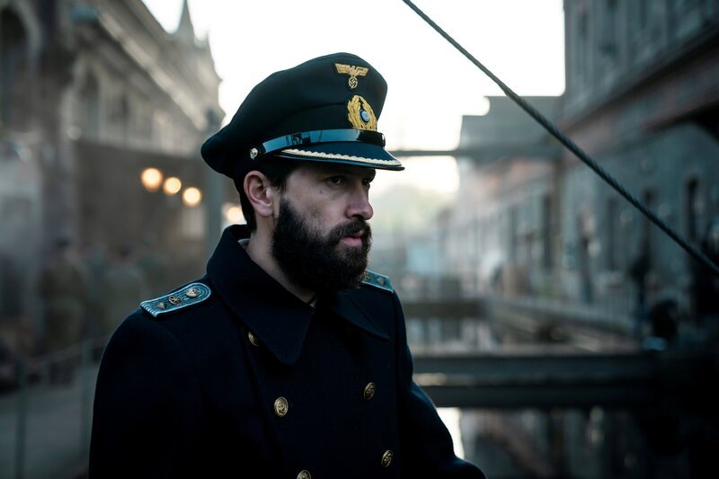 Scene 407 – U-BOAT PEN – KIEL DOCKS The boys are mopping the floor, Ehrenberg orders them to follow him – Bild: Sky Deutschland /​ Bavaria Fiction GmbH /​ Stephan Rabold