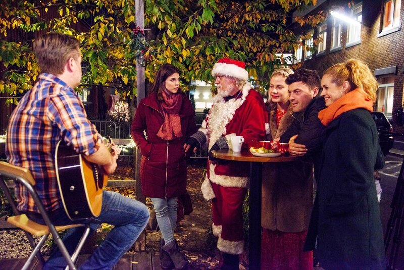 Ingo (André Dietz, l.) genießt es, gemeinsam mit dem obdachlosen Klaus Sandmann (Curd Berger, M.), Pauline (Maike-Johanna Reuter, 2.v.l.), Marie (Cheyenne Pahde, 3.v.r.), Ben (Jörg Rohde) und Steffi (Madeleine Krakor) Weihnachten zu feiern. – Bild: MG RTL D /​ Julia Feldhagen