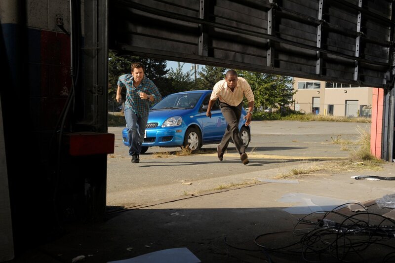Psych -- „Earth Wind and …wait for it“ Episode 3012 -- Pictured: (l-r) James Roday as Shawn Spencer, Dule Hill as Gus Guster -- USA Network Photo: Alan Zenuk – Bild: USA Network /​ UNIVERSAL CHANNEL