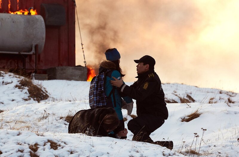 Der Tele-Tower explodiert. Enok (Angunnguaq Larsen, re.) tröstet Ajaa (Julie Ella Eigaard), sind in Sicherheit. – Bild: SWR/​Sagafilm,Yellowbird/​Olli Mag /​ SWR Presse/​Bildkommunikation