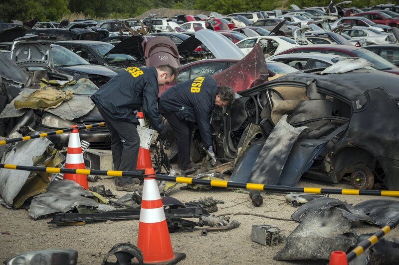 Brantford, Ontario, Kanada – NTSB-Ermittler (gespielt von Judah Katz) und Junior-Ermittler (gespielt von Jordan Till) inspizieren die Absturzstelle von Emery Worldwide Flight 17. – Bild: PLURIMEDIA (Cineflix /​ Panagiotis Pantazidis)