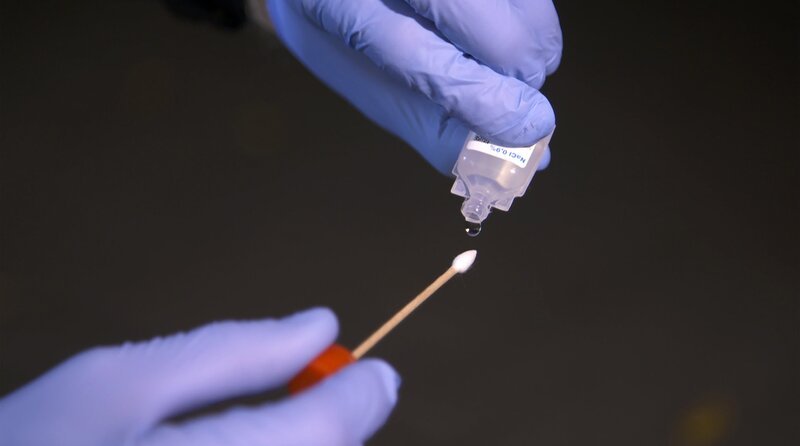 NDR Fernsehen DIE NORDREPORTAGE: KRIPO IM EINSATZ , "Unterwegs mit dem Kriminaldauerdienst", am Donnerstag (13.03.25) um 18:15 Uhr. Mit steriler Kochsalzlösung befeuchteter Watteträger für die Spurensicherung im Kieler Rotlichtviertel, im Oktober 2024. – Bild: NDR