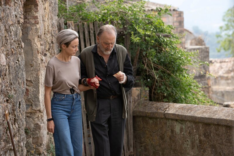 L-R: Emma Lynwood (Andrea Riseborough) and Don Damiano ‚Minu‘ La Piana (Adriano Chiaramida) – Bild: Studiocanal