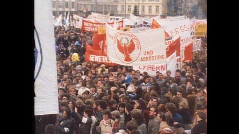 Friedensdemonstration in den 1980er Jahren. – Bild: ORF/​Neuland Film