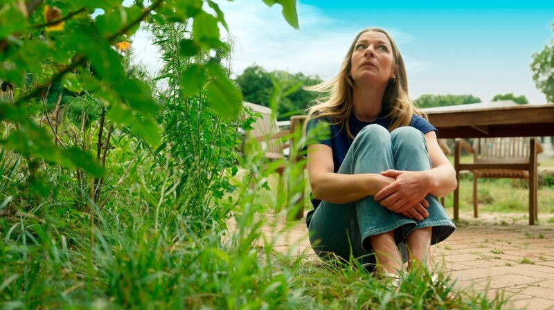 Carla (Maria Fuchs m.) entdeckt am verschlossenen Kästchen die Buchstaben „K. S.“. Sie ist sich sicher, dass es die Initialen der magischen Katharina sind. – Bild: NDR