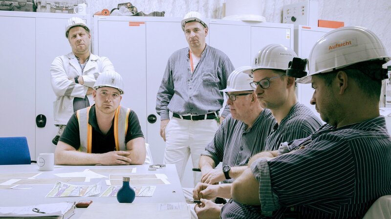 Krisensitzung der Bergleute, 500 Meter unter der Erde. – Bild: NDR/​raufilm