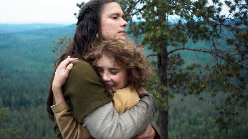 Lovis (Krista Kosonen) sucht ihre Tochter Ronja (Kerstin Linden) auf. – Bild: 2024 Viaplay Group AB/​Filmlance International AB/​Film i Väst AB and Ahil UAB/​Audrius Solominas