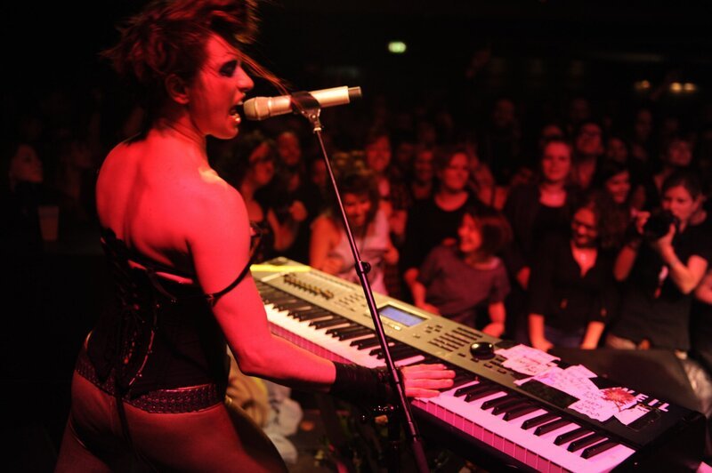 Die Doku-Reihe GEFÜHLSWELTEN nimmt uns mit auf eine Entdeckungsreise in eine faszinierende Welt – mit viel Gefühl und doch professionell distanziert: Wie nehmen wir Gefühle wahr? Welche Rolle spielen Gefühle? Wie erforscht man Gefühle? Die 11 Folgen à 15 Minuten nehmen Bezug auf die Basisgefühle des Menschen und werden durch Experteninterviews und Live Sketchings verständlich erklärt. – Bild: BR/​Heinz Albert Staubitz/​INTER/​AKTION