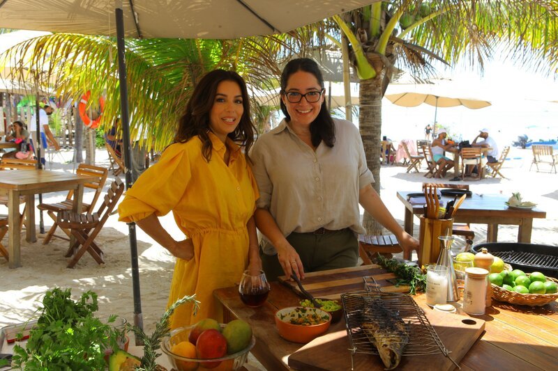 Eva Longoria (l.) und Köchin Regina Escalante kochen Wolfsbarsch am Strand von La Palapa. – Bild: RTL /​  © Cable News Network, Inc