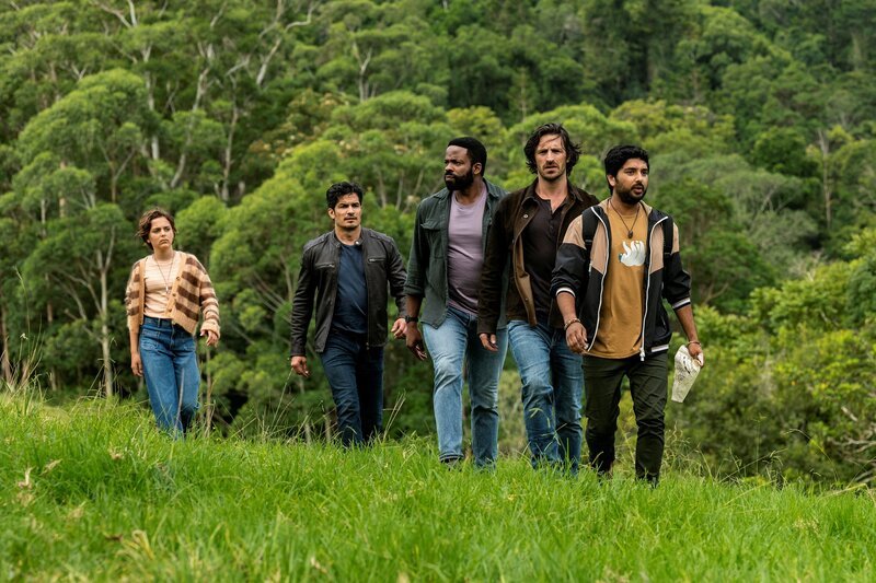 (l-r) Asmara Feik as Petra, Nicholas Gonzalez als Levi, Chiké Okonkwo als Ty, Eoin Macken als Gavin, Rohan Mirchandaney als Scott – Bild: NBC /​ Universal