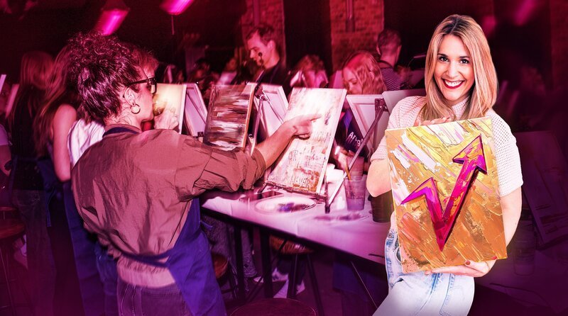 Key Visual ohne Typo zu „Aimie Carstensen – Mit Malen zu Millionen“. Im Bild: Aimie Carstensen hält ein Gemälde mit nach oben ansteigendem Pfeil in den Händen, im Hintergrund ein Art Night Event mit malenden Personen an Leinwänden. – Bild: BR/​Farina Deutschmann/​Izzy Dempsey/​Montage: BR