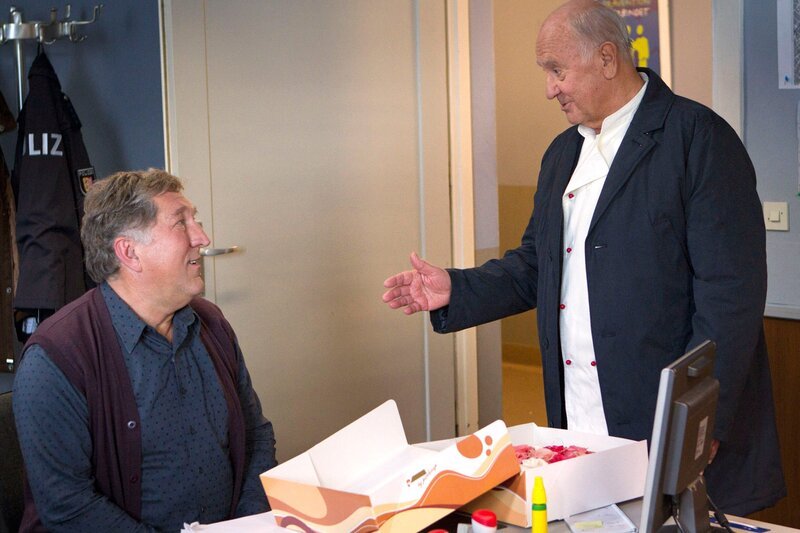 ARD HEITER BIS TÖDLICH – MORDEN IM NORDEN, neue Krimiserie am Vorabend mit 16 Folgen, Folge 7 „Ein Fisch namens Otto“, am Dienstag (03.04.12) um 18:30 Uhr im Ersten. Schroeter (Veit Stübner, l.) bekommt eine Torte von Didi Walden (Heinz G. Lück, r.). – Bild: ARD/​Georges Pauly