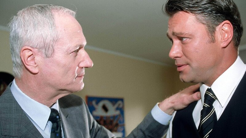 Der Mafiosi Ziegler (Hans-Jörg Assmann, li.) setzt den Filialleiter Anton Reiser (Robert Jarczyk) unter Druck. Bei einem Banküberfall wurden Reiser 1,5 Mio. Mark Drogengelder geraubt, die Reiser zur Geldwäsche anvertaut wurden. – Bild: TVNOW