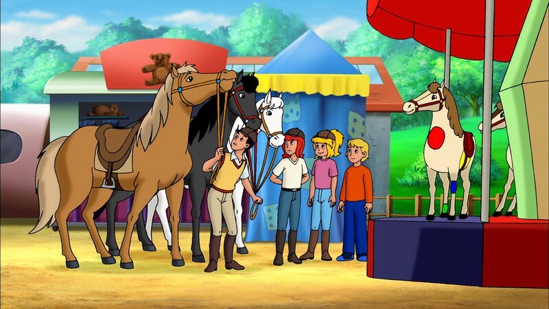 Voller Erwartung besuchen Bibi, Tina und Alex den Viehmarkt in Falkenstein. Dort lernt Bibi Dennis, den Sohn des Karussellbesitzers, kennen. – Bild: ZDF