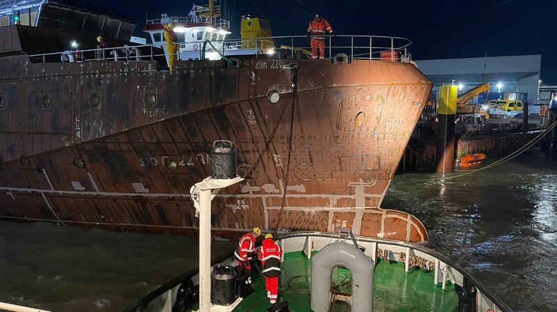 850 Tonnen gilt es an den Liegeplatz zu manövrieren. – Bild: NDR/​ADAMfilm