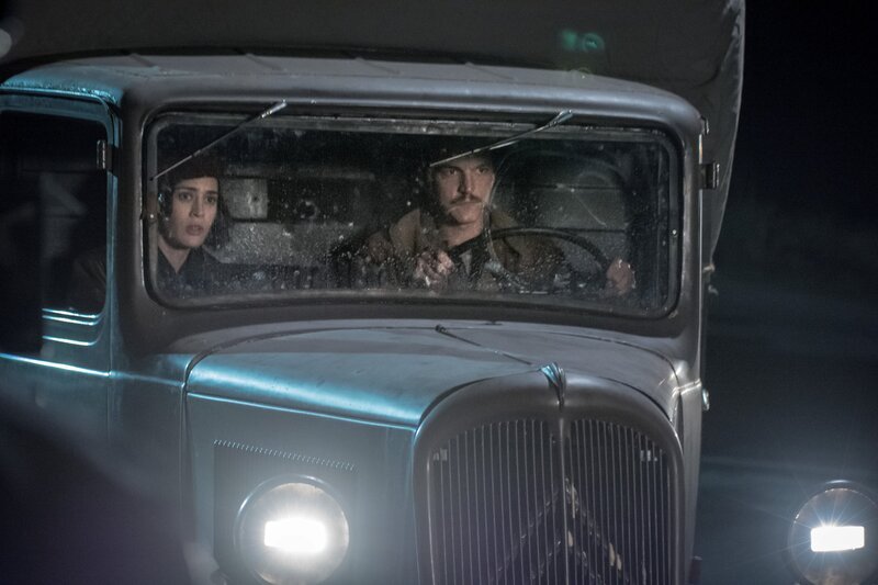 First from the left: Carla Monroe (Lizzy Caplan) – Bild: Sky Deutschland AG /​ Nik Konietzny /​ Bavaria Fiction GmbH