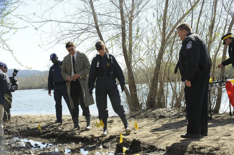 Booth (David Boreanaz, l.); Brennan (Emily Deschanel, Mitte) – Bild: ATV2