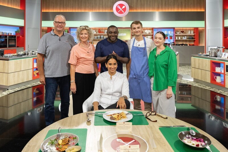 Von links: Kandidaten Alexander Schöpe, Cordula Pollok, Jurorin Alina Meissner-Bebrout, Moderator Nelson Müller, Kandidaten Oliver Giemsa und Lena Rath – Bild: ZDF und Norman Kalle