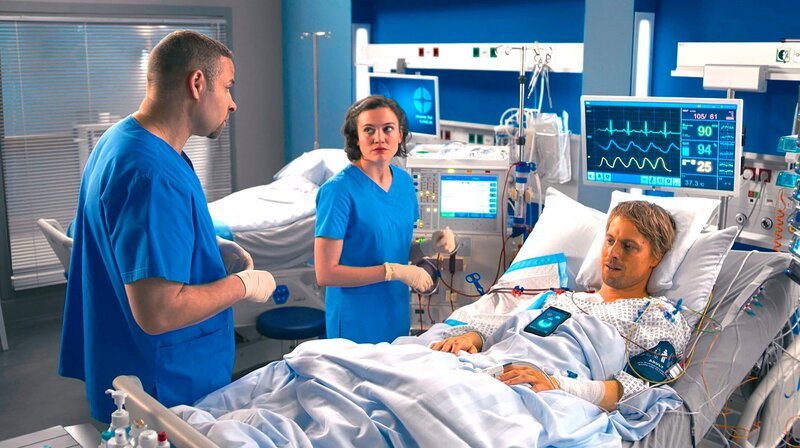 Matteo (Mike Adler, l.) und Rebecca (Milena Straube, M.) bangen um ihren Patienten Noah Liebermann (Christian Erdt, r.). Der benötigt nach einem Leberversagen dringend ein Spenderorgan. – Bild: ARD/​Saxonia Media