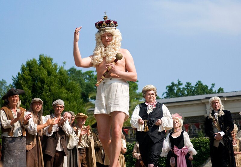 Eure kaiserliche Hoheit (Matthias Brandt) grüßt bei seiner Geburtstagsparade – das Volk staunt. – Bild: MDR/​WDR/​Frank Schirrmeister