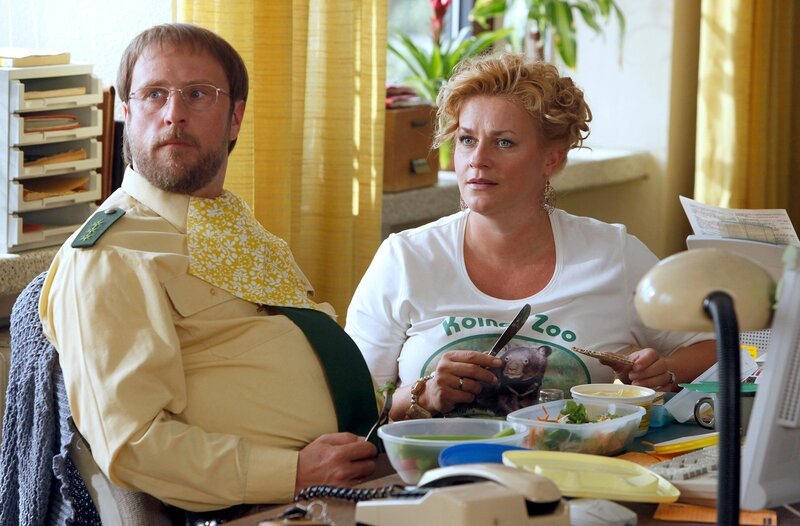 Heike Schäffer (Petra Kleinert, r.) hat ihrem Dietmar (Bjarne Mädel, l.) das Essen aufs Revier gebracht. So schlägt sie zwei Fliegen mit einer Klappe: ihr Bär muss nicht verhungern und sie erfährt den neuesten Stand der Ermittlungen in Sachen Kragenbärbaby Gustav. – Bild: Sky Krimi