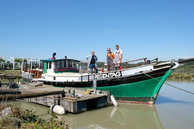 Reporter Franz Gernstl (links) besucht das Boot, auf dem Friedensreich Hundertwasser um die Welt gesegelt ist – Bild: ZDF und BR/megaherz gmbh Reporter Franz Gernstl (links) besucht das Boot, auf dem Friedensreich Hundertwasser um die Welt gesegelt ist – Bild: ZDF und BR/megaherz gmbh