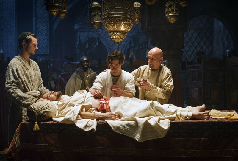 Unter Mithilfe seines Meisters Ibn Sina und seinem Mitstudenten Mirdin führt Rob bei dem erkrankten Schah eine Blinddarmoperation durch. – Bild: ARD Degeto/​UFA Cinema