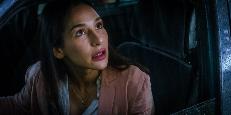 Yasemin gerät in eine Routinekontrolle der Polizei. – Bild: Christian Mario Löhr /​ ZDF