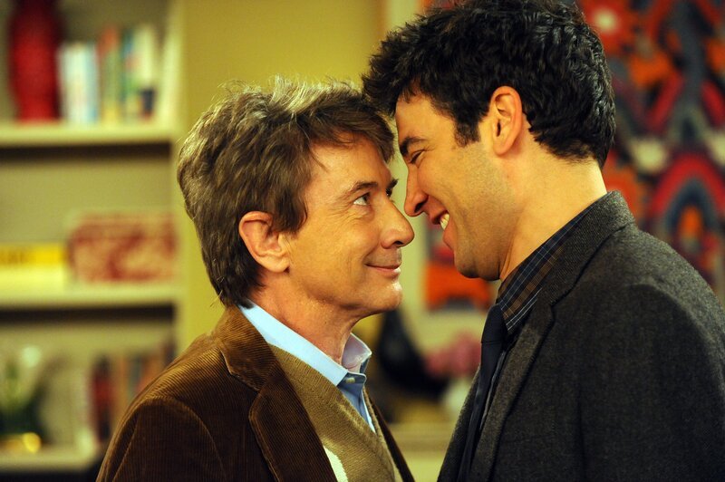 Lily und Marshall geben eine Einweihungsparty, auf der es sich Ted (Josh Radnor, r.) beinahe mit Marshalls Chef Garrison Cootes (Martin Short , l.) verscherzt … – Bild: 20th Century Fox International Television