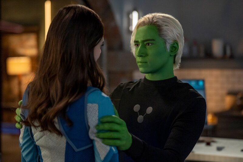Nia Nal alias Dreamer (Nicole Maines, l.); Brainiac-5 (Jesse Rath, r.) – Bild: 2021 The CW Network, LLC. All Rights Reserved. /​ Bettina Strauss Lizenzbild frei