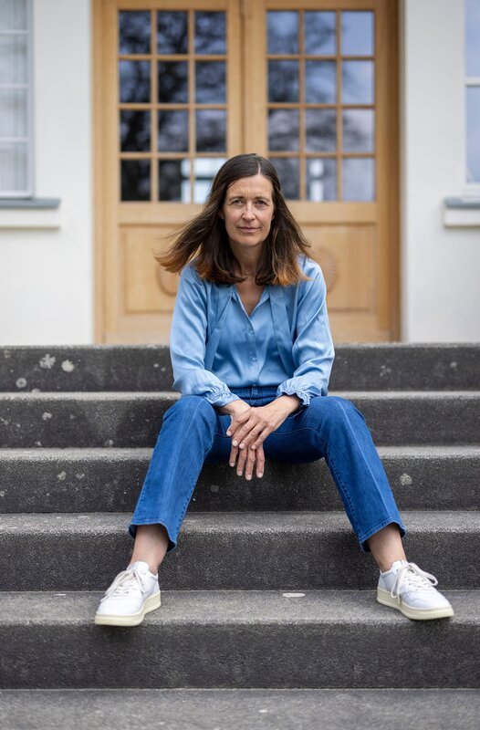 Anne Steiskal möchte ihre Angst vor verschlossenen Räumen überwinden. – Bild: HR/​Timeline