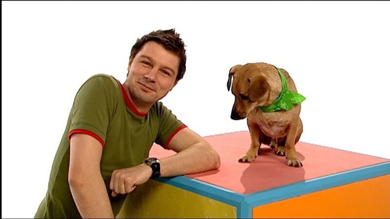 André bekommt Besuch von Dackel Paul. – Bild: WDR