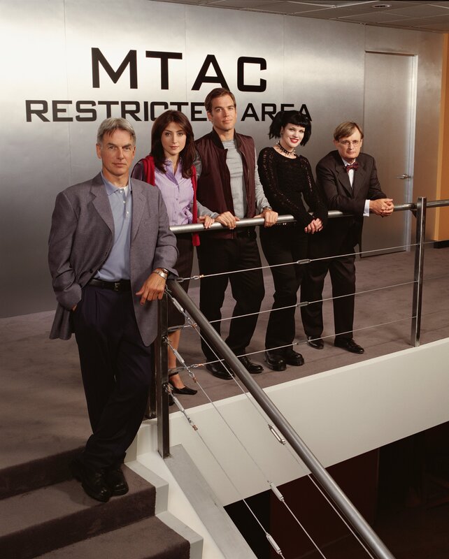 (1. Staffel) – Naval Criminal Investigation Service: Leroy Gibbs (Mark Harmon, l.), Dr. Donald Mallard (David McCallum, r.), Caitlin Todd (Sasha Alexander, 2.v.l.), Abby Sciuto (Pauley Perrette, 2.v.r.) und Anthony DiNozzo (Michael Weatherly, M.) … – Bild: CBS Television