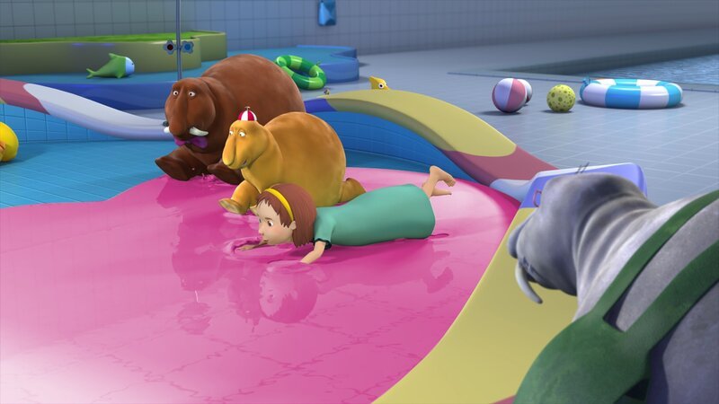 Luzi hat ihr Seepferdchen gemacht und will den Moffels im Schwimmbad zeigen, wie man das Abzeichen erhalten kann. – Bild: rbb/​DIGITRICK Berlin