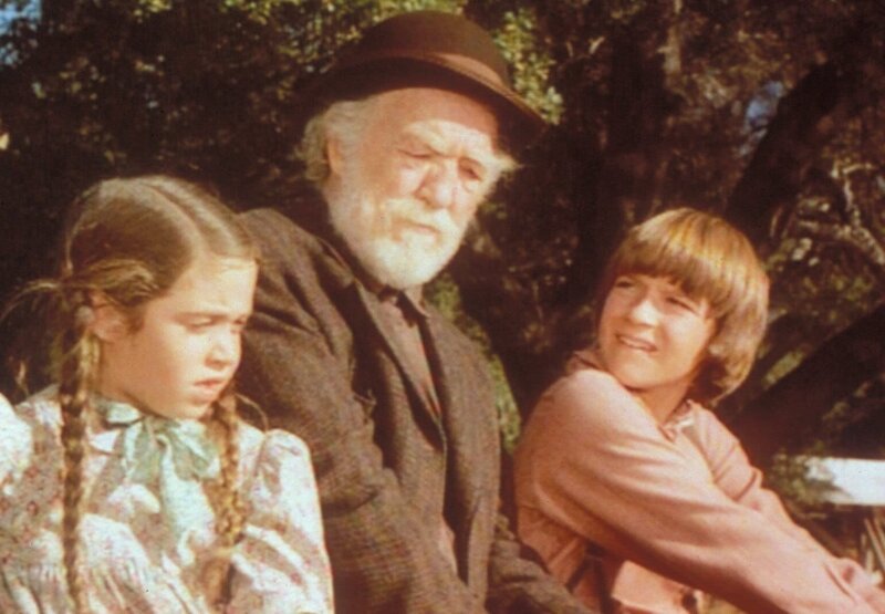 Onkel Jed (E. J. André, M.) zwingt James (Jason Bateman, l.) und Cassandra (Missy Francis, r.) zu einer gemeinsamen Reise in die Großstadt der Welt. – Bild: Sat.1 Gold