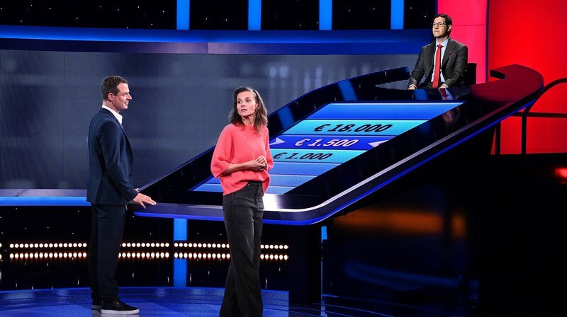 Moderator Alexander Bommes (li.) mit Kandidatin Karin Hanczewski (mi.) und dem Jaeger Sebastian Jacoby (re.). – Bild: NDR/​Uwe Ernst