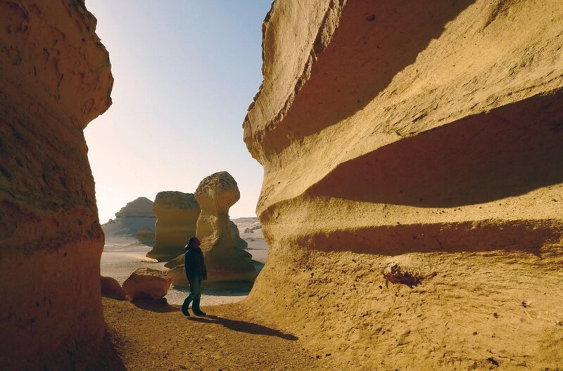 Felsformationen im Wadi Al-Hitan in der ägyptischen Wüste: Die verwitterten Felsen im ägyptischen Wadi Al-Hitan sind Überbleibsel eines vor Jahrmillionen verschwundenen Meeres. – Bild: phoenix/​ZDF/​Alexander Hein