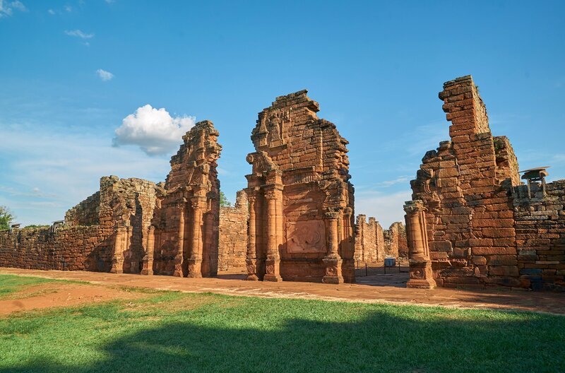 Ebenfalls im Dschungel Argentiniens liegt die ehemalige Missionsstation der Jesuiten, San Ignacio Miní. Die Unesco hat die Jesuitenmission unter ihren Schutz gestellt. – Bild: phoenix/​ZDF/​Sebastian Richter